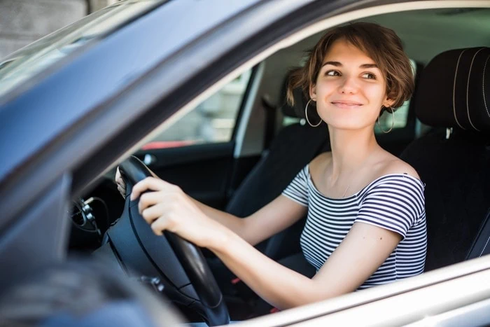 Conductrice au volant d’une voiture récente